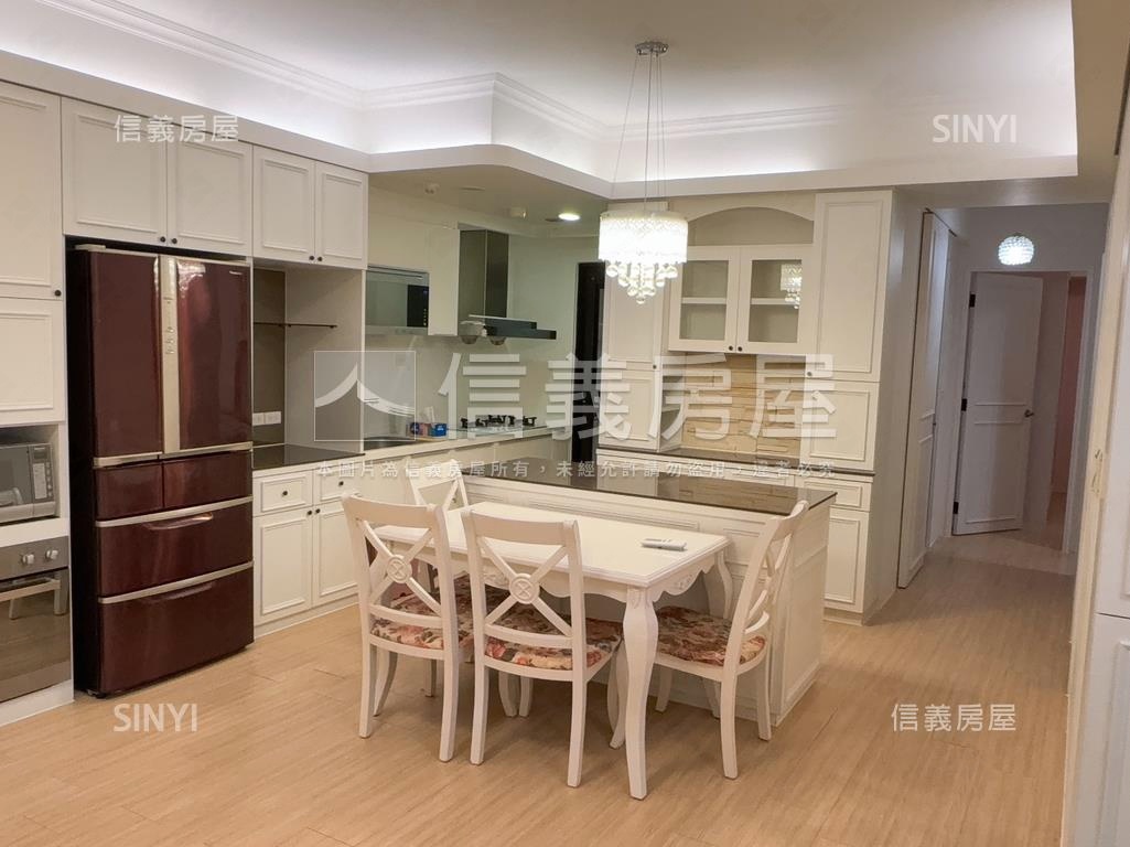 首耀河景三房車位房屋室內格局與周邊環境