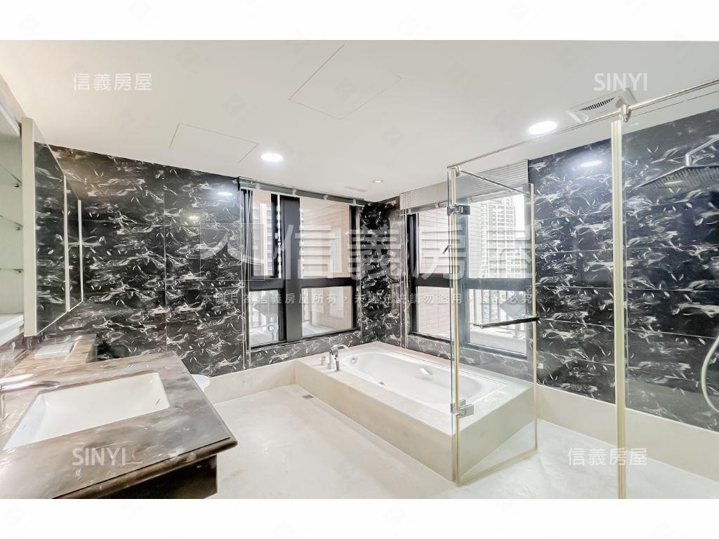 高樓層面秋紅谷四房雙平車房屋室內格局與周邊環境