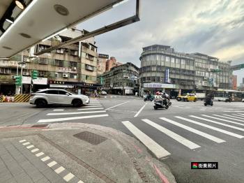 ★顯目三角窗店面