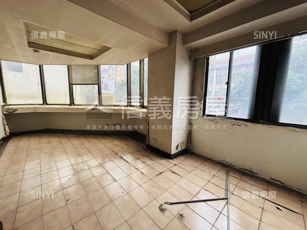 西門二樓百坪大辦公房屋室內格局與周邊環境