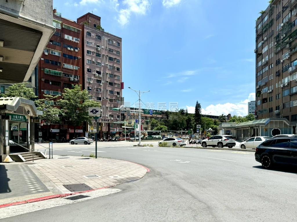 捷運站旁★金店面房屋室內格局與周邊環境