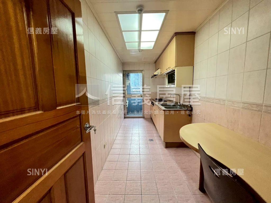 航空ＶＩＳＡ河岸兩房車位房屋室內格局與周邊環境