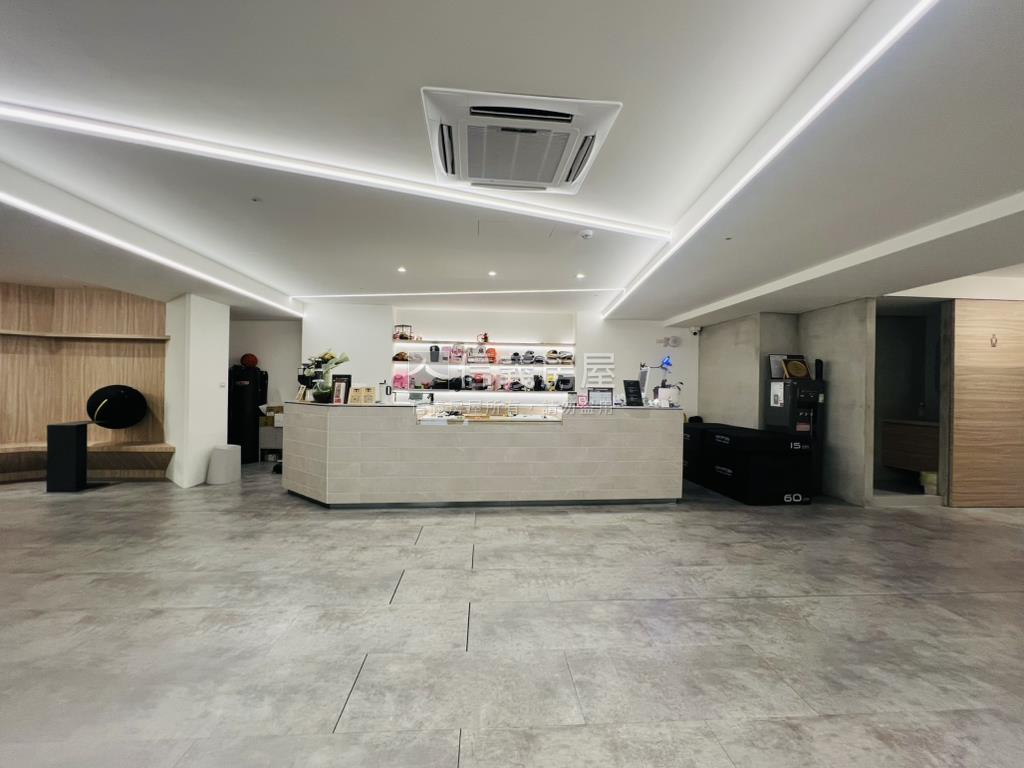白朗峰百坪店面稀有釋出房屋室內格局與周邊環境