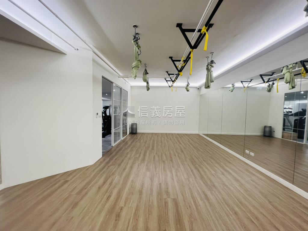 白朗峰百坪店面稀有釋出房屋室內格局與周邊環境