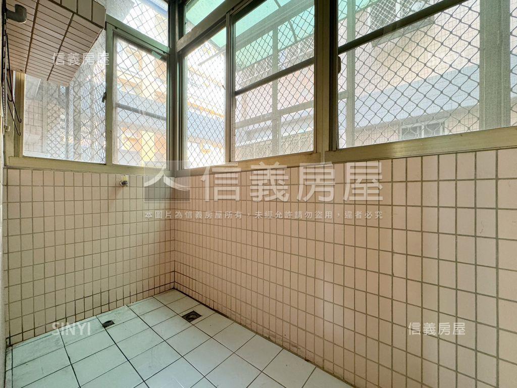 免千萬校園景觀四房平車房屋室內格局與周邊環境