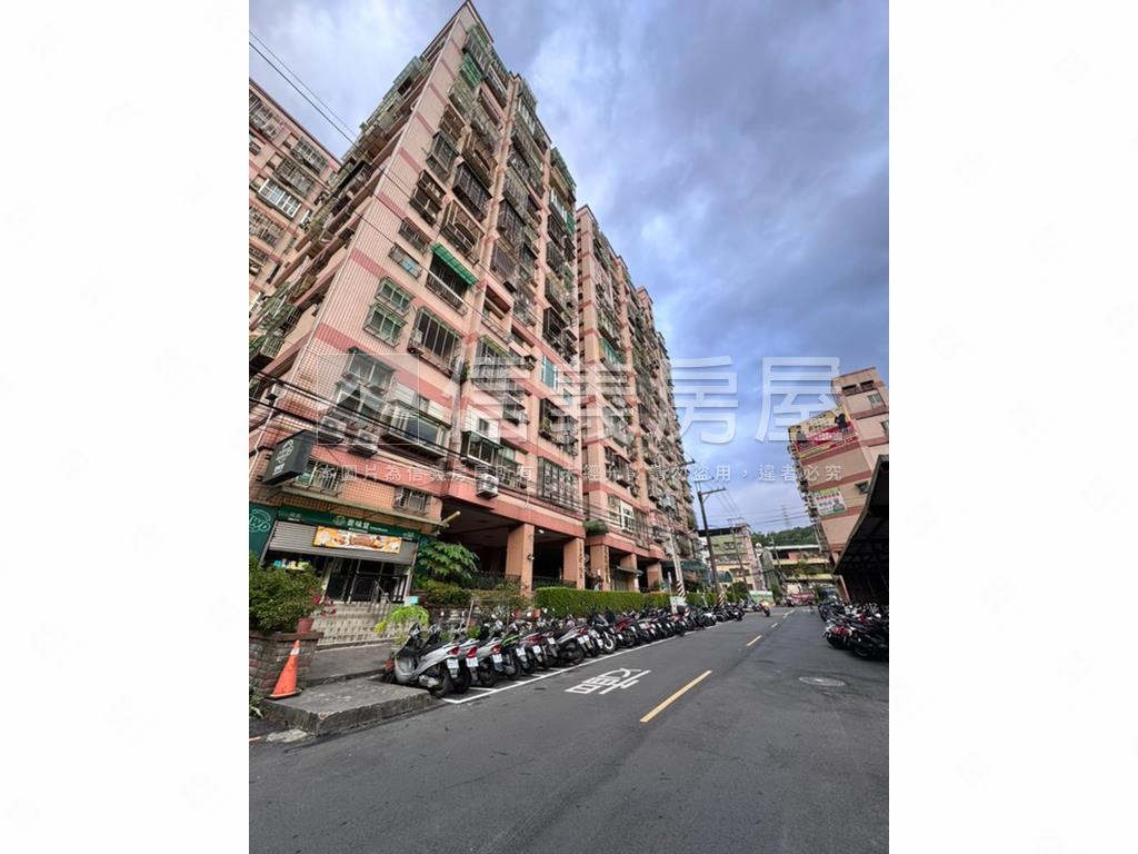 冠軍挑高魔術空間房屋室內格局與周邊環境