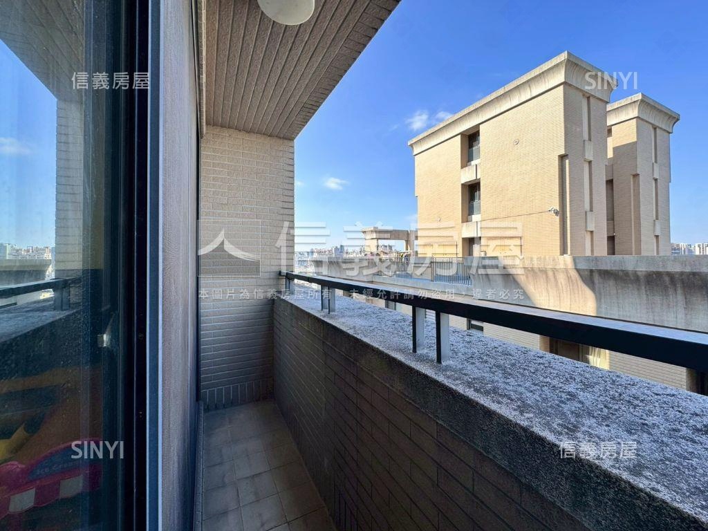 電梯大樓次頂樓三房車位房屋室內格局與周邊環境