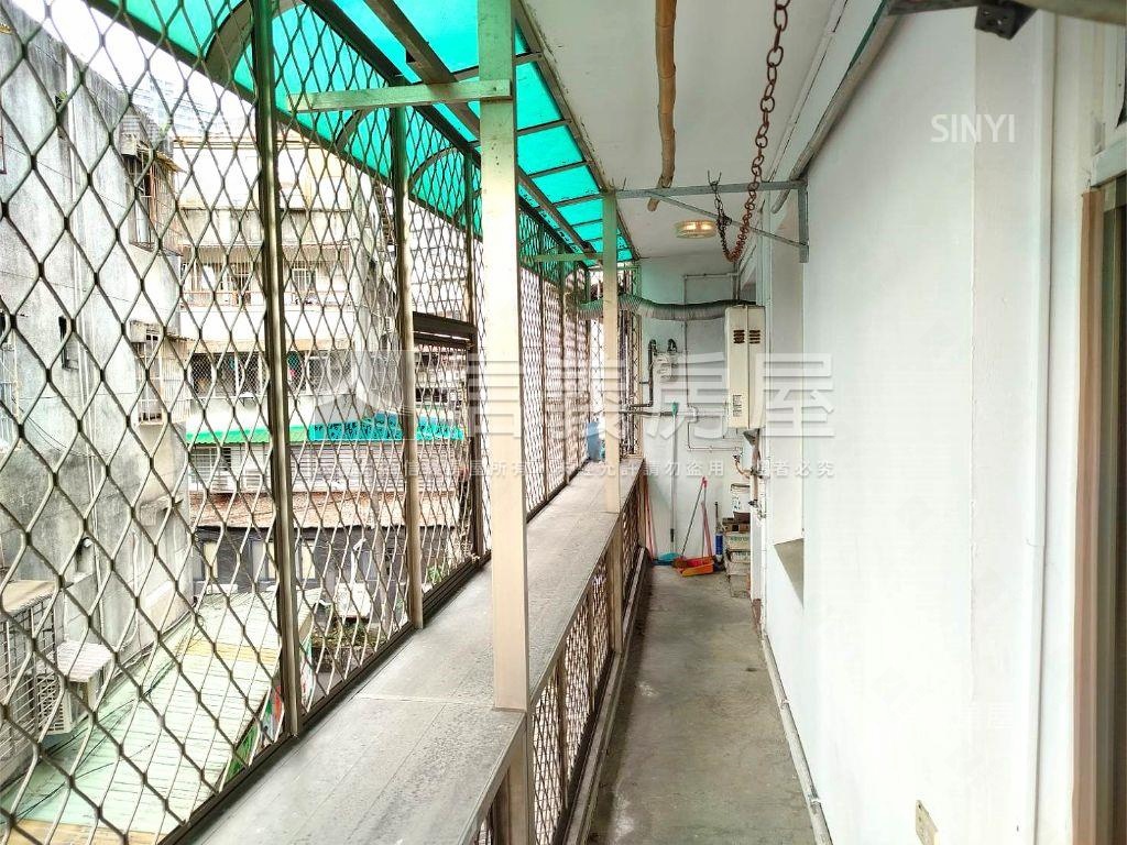近新店區公所捷運【３樓】房屋室內格局與周邊環境