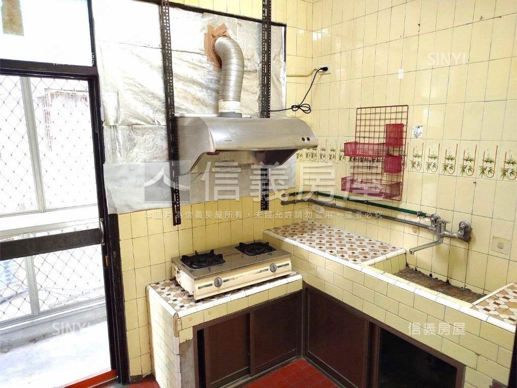 近新店區公所捷運【３樓】房屋室內格局與周邊環境