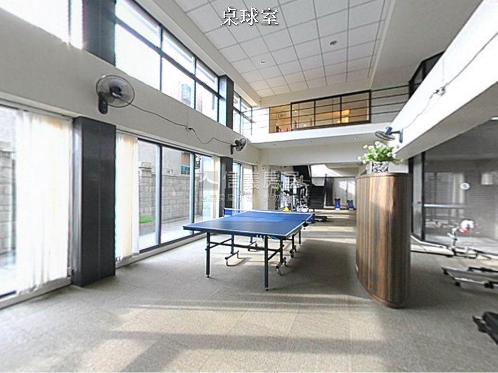 高鐵區羅馬假期車庫透天房屋室內格局與周邊環境
