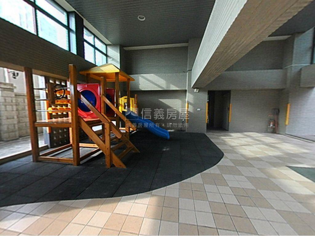 高鐵區羅馬假期車庫透天房屋室內格局與周邊環境