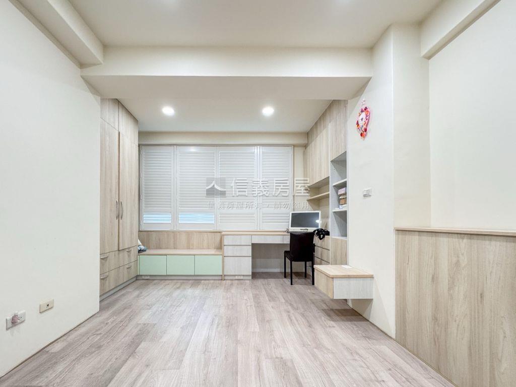 高鐵區羅馬假期車庫透天房屋室內格局與周邊環境