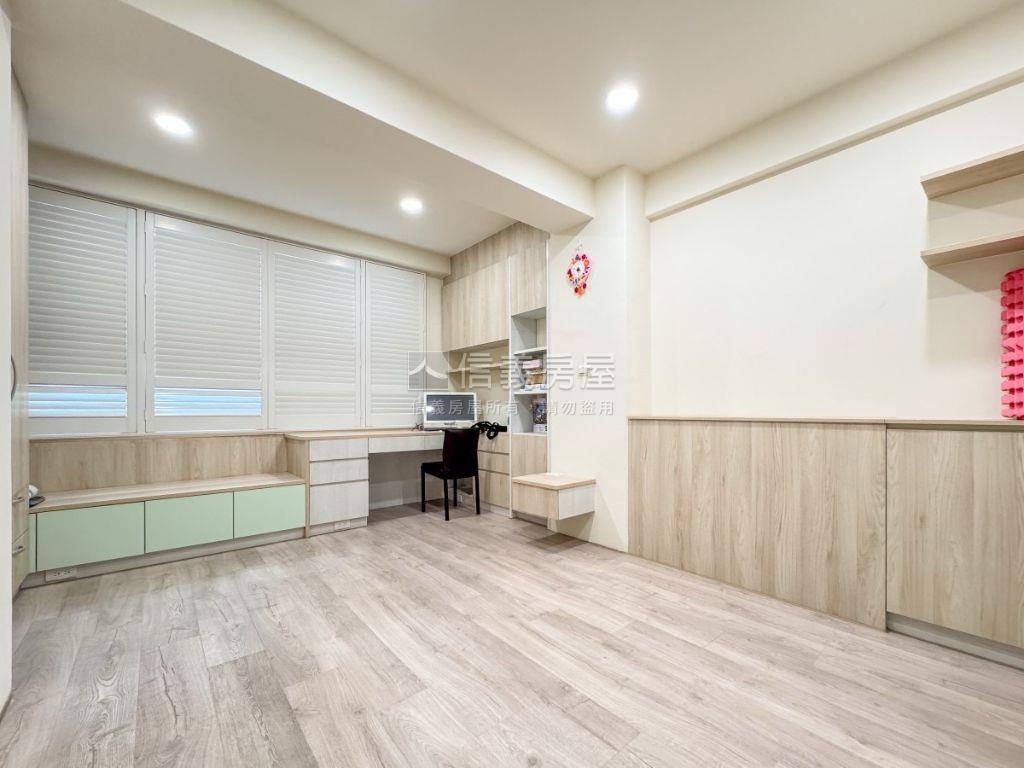 高鐵區羅馬假期車庫透天房屋室內格局與周邊環境