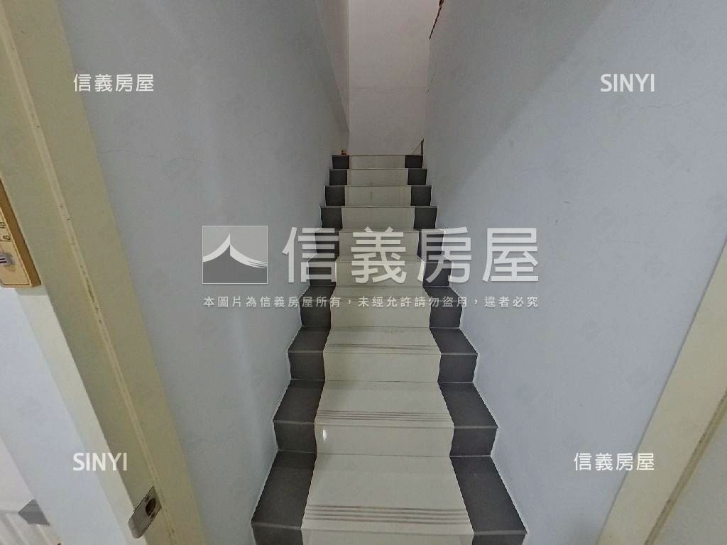 秀朗裝潢車庫透天房屋室內格局與周邊環境