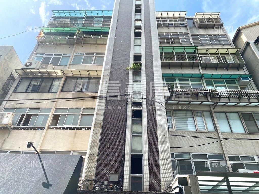 兩戶相鄰獨立門牌電梯住家房屋室內格局與周邊環境