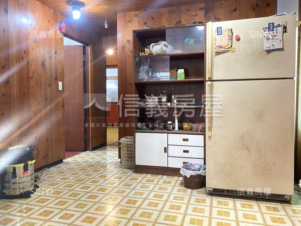 兩戶相鄰獨立門牌電梯住家房屋室內格局與周邊環境