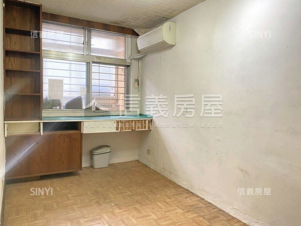 兩戶相鄰獨立門牌電梯住家房屋室內格局與周邊環境