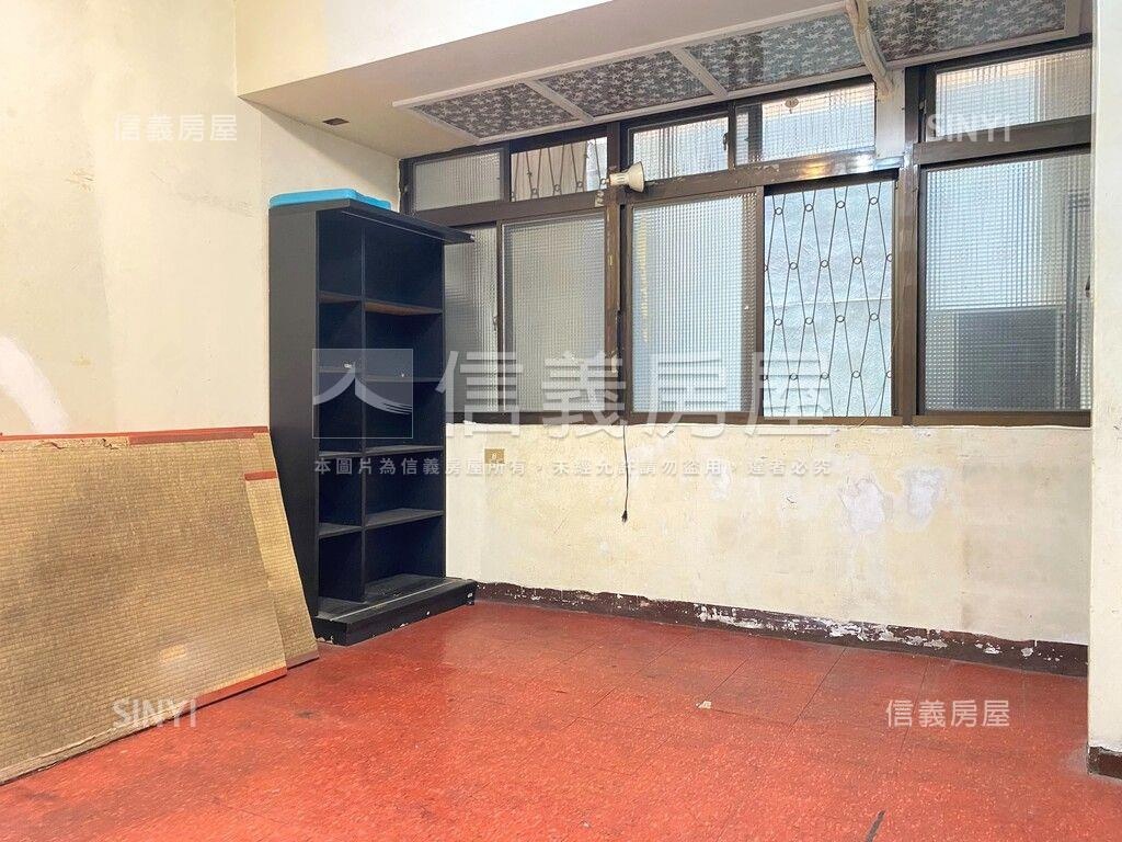 兩戶相鄰獨立門牌電梯住家房屋室內格局與周邊環境