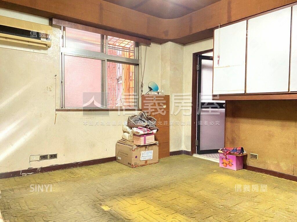 兩戶相鄰獨立門牌電梯住家房屋室內格局與周邊環境