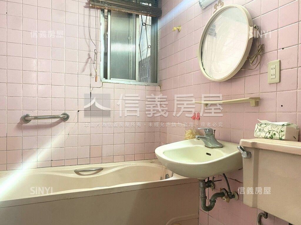 兩戶相鄰獨立門牌電梯住家房屋室內格局與周邊環境