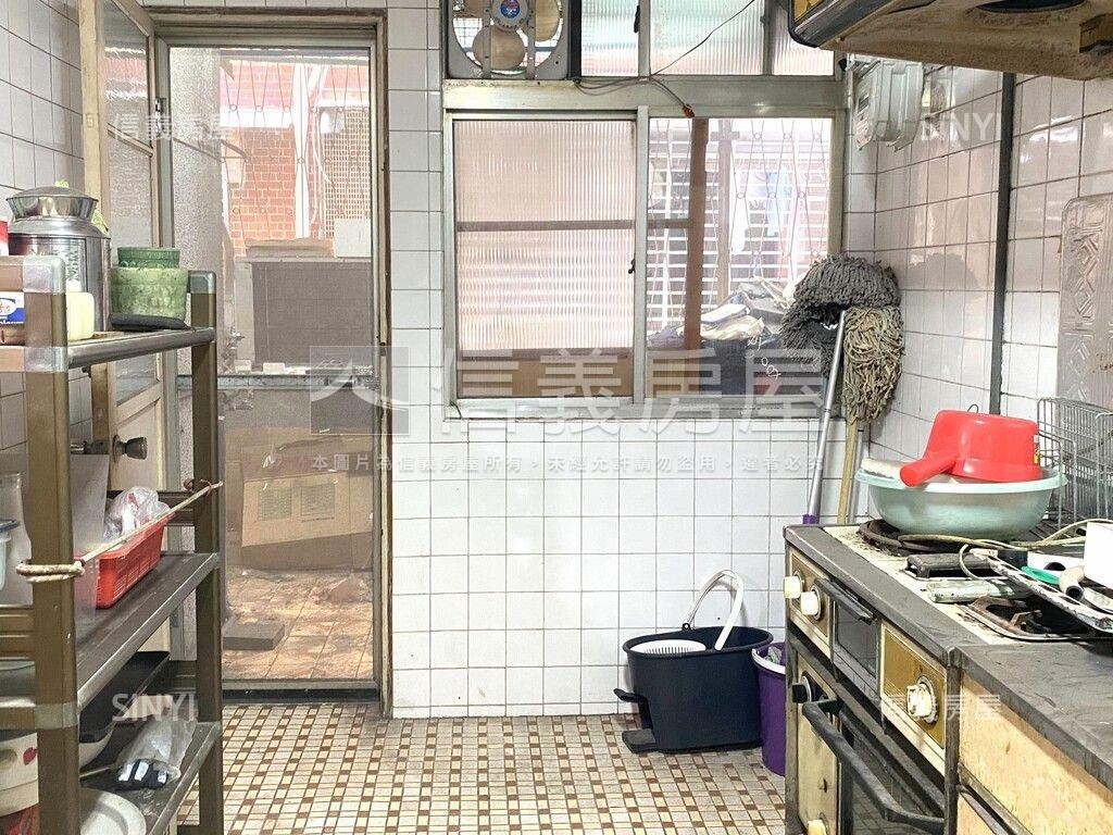 兩戶相鄰獨立門牌電梯住家房屋室內格局與周邊環境