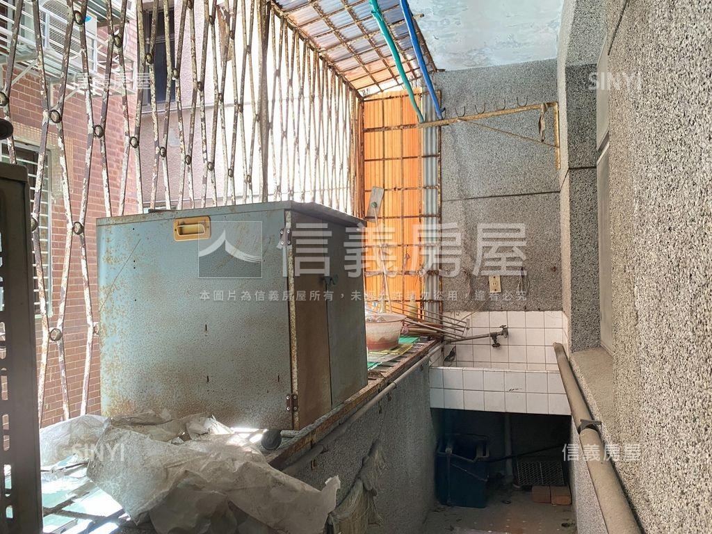 兩戶相鄰獨立門牌電梯住家房屋室內格局與周邊環境