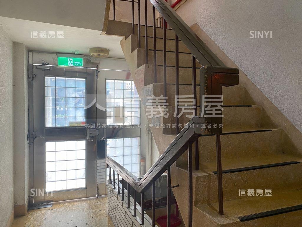 兩戶相鄰獨立門牌電梯住家房屋室內格局與周邊環境