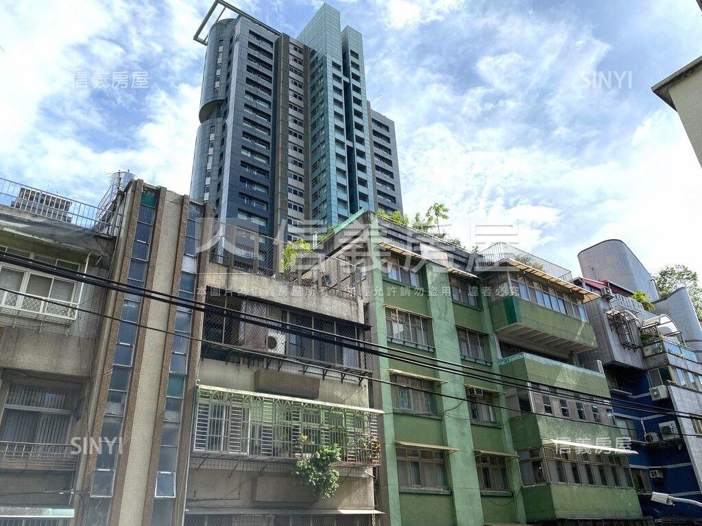 兩戶相鄰獨立門牌電梯住家房屋室內格局與周邊環境