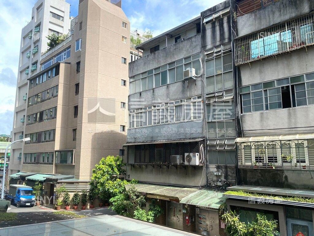 兩戶相鄰獨立門牌電梯住家房屋室內格局與周邊環境