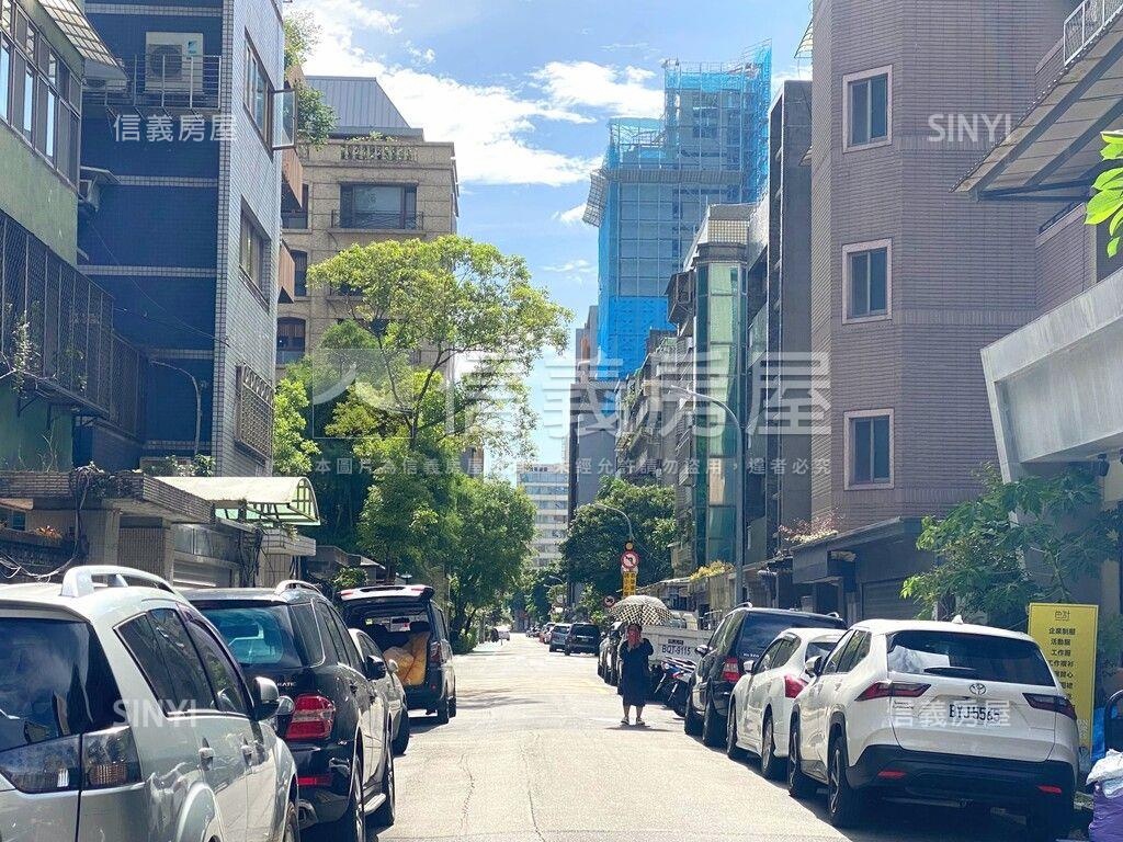 兩戶相鄰獨立門牌電梯住家房屋室內格局與周邊環境