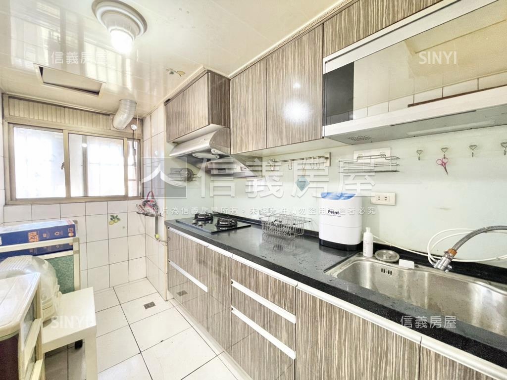 御花園電梯４房車位房屋室內格局與周邊環境