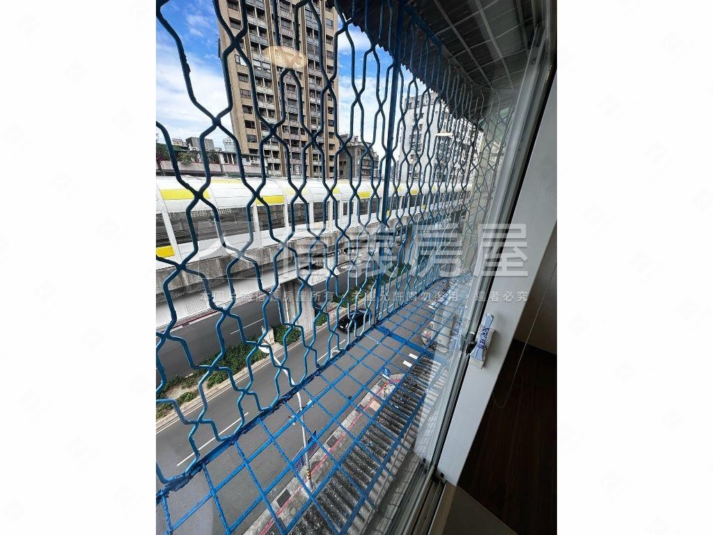 正板新路近捷運三房房屋室內格局與周邊環境