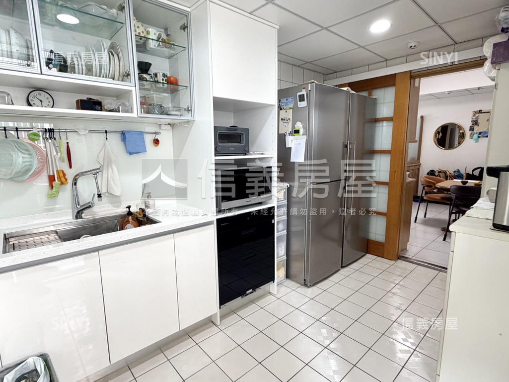 東區高樓質感三房平車房屋室內格局與周邊環境