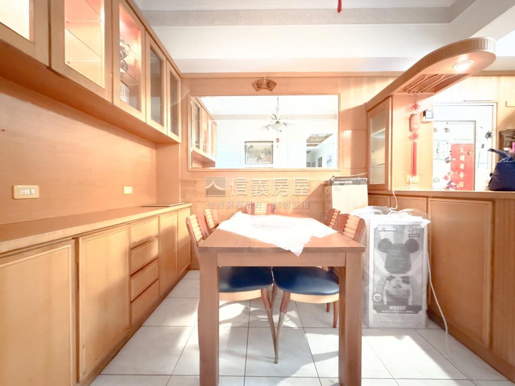 正興國小對面有間４房平車房屋室內格局與周邊環境