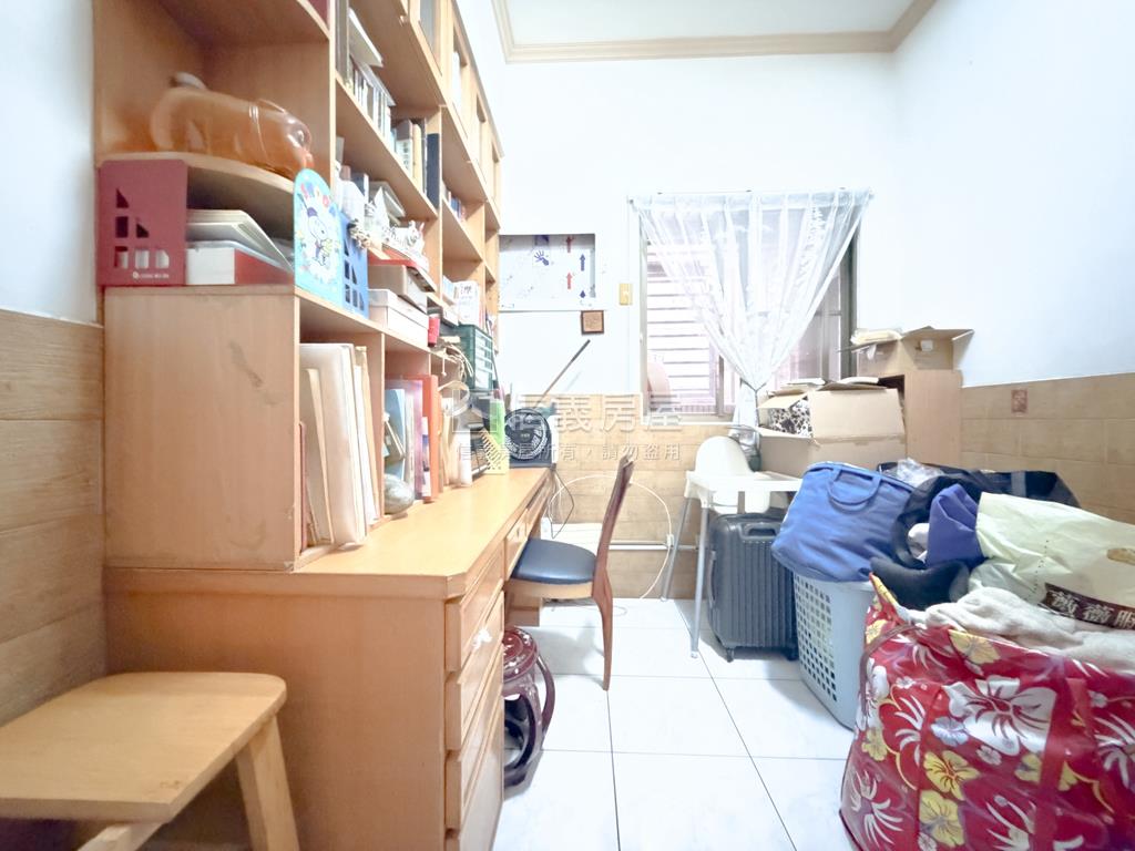 正興國小對面有間４房平車房屋室內格局與周邊環境