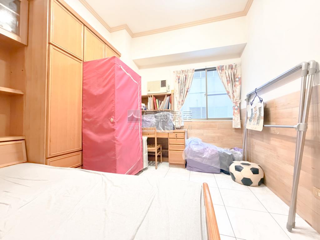 正興國小對面有間４房平車房屋室內格局與周邊環境