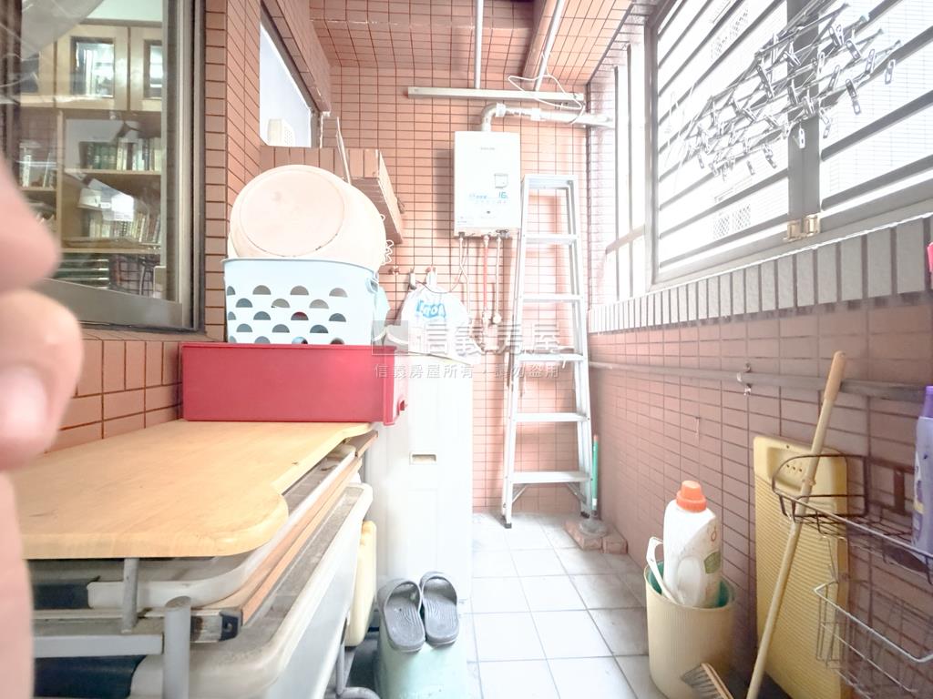 正興國小對面有間４房平車房屋室內格局與周邊環境