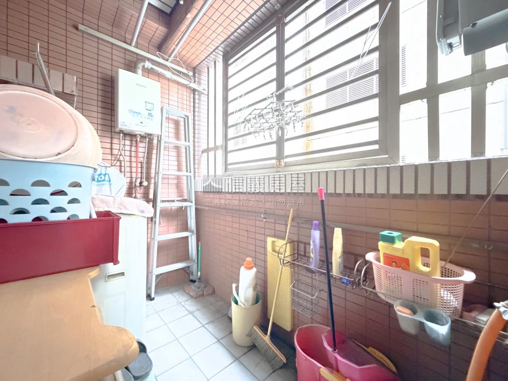 正興國小對面有間４房平車房屋室內格局與周邊環境