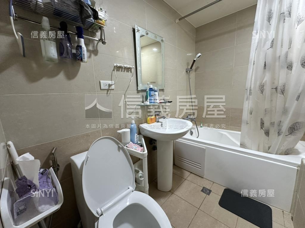 世紀皇家３房房屋室內格局與周邊環境