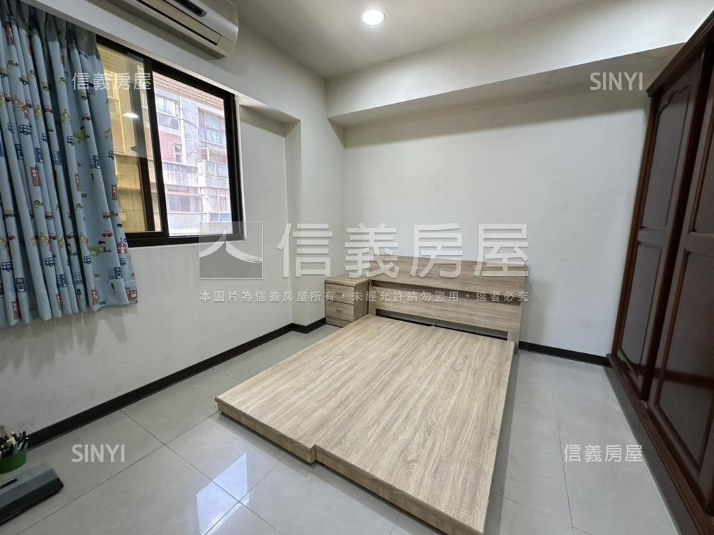 世紀皇家３房房屋室內格局與周邊環境