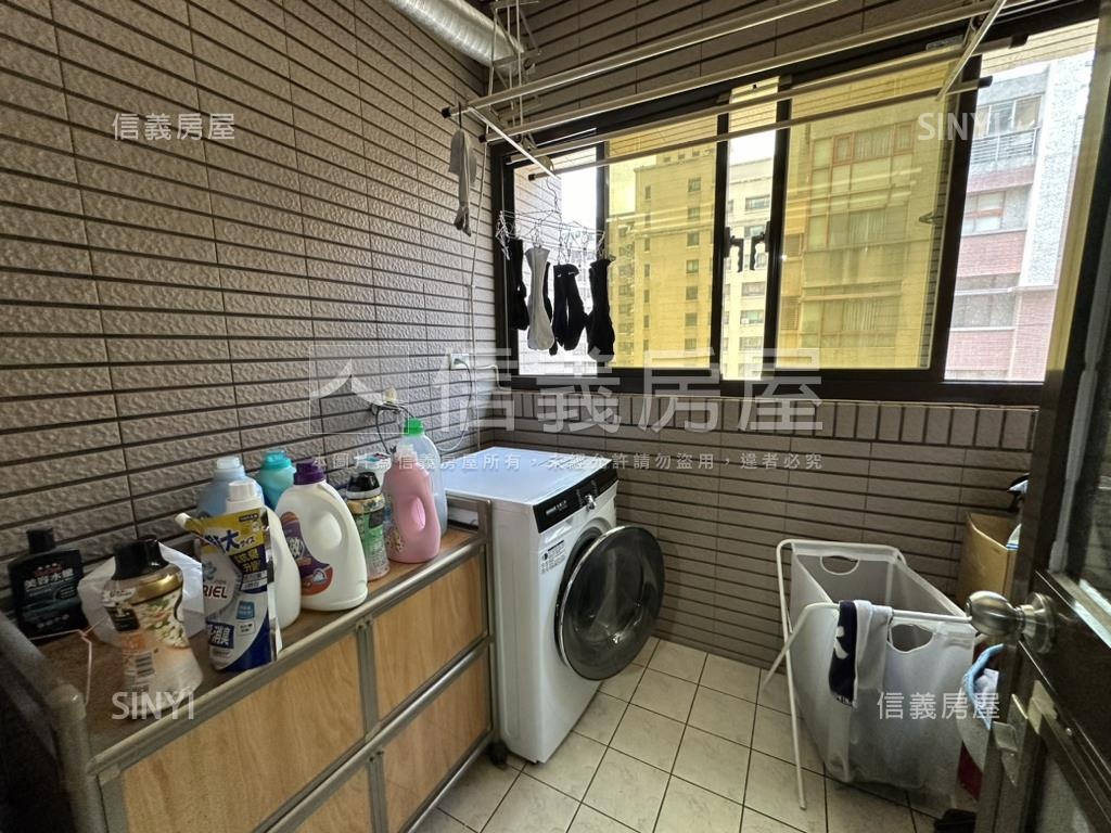 世紀皇家３房房屋室內格局與周邊環境