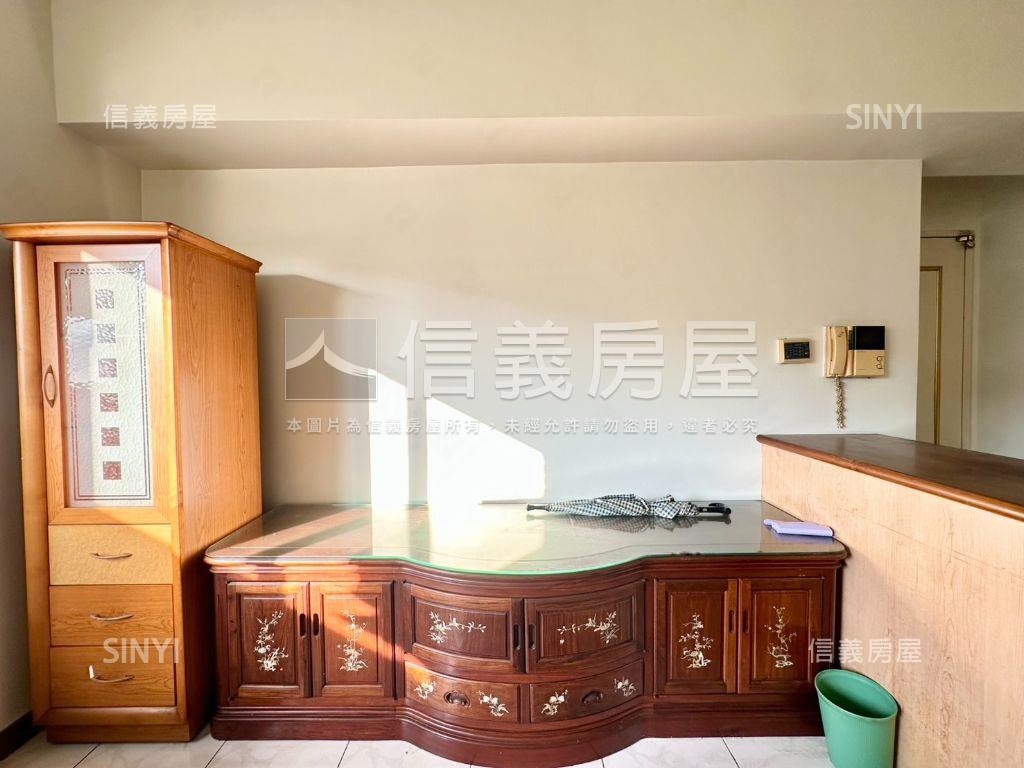 捷運迴龍站龍鳳會三房車位房屋室內格局與周邊環境