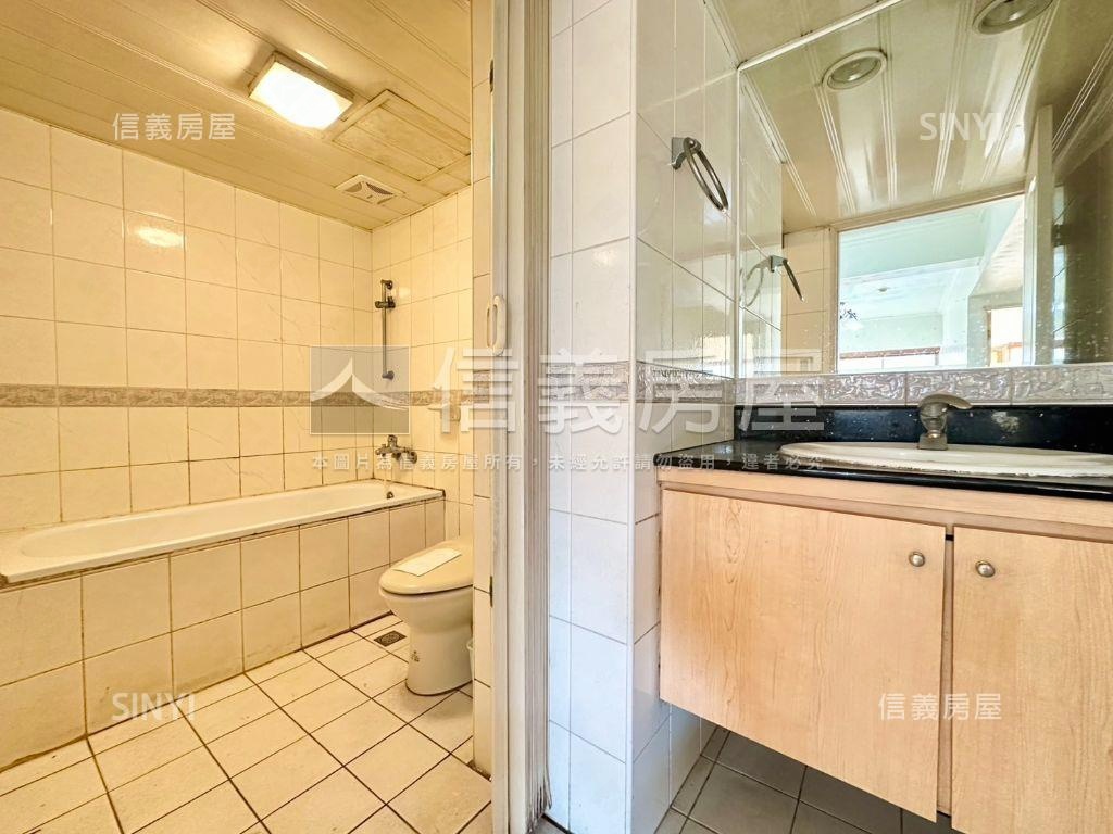 捷運迴龍站龍鳳會三房車位房屋室內格局與周邊環境