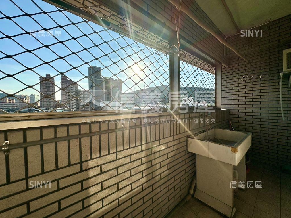 捷運迴龍站龍鳳會三房車位房屋室內格局與周邊環境