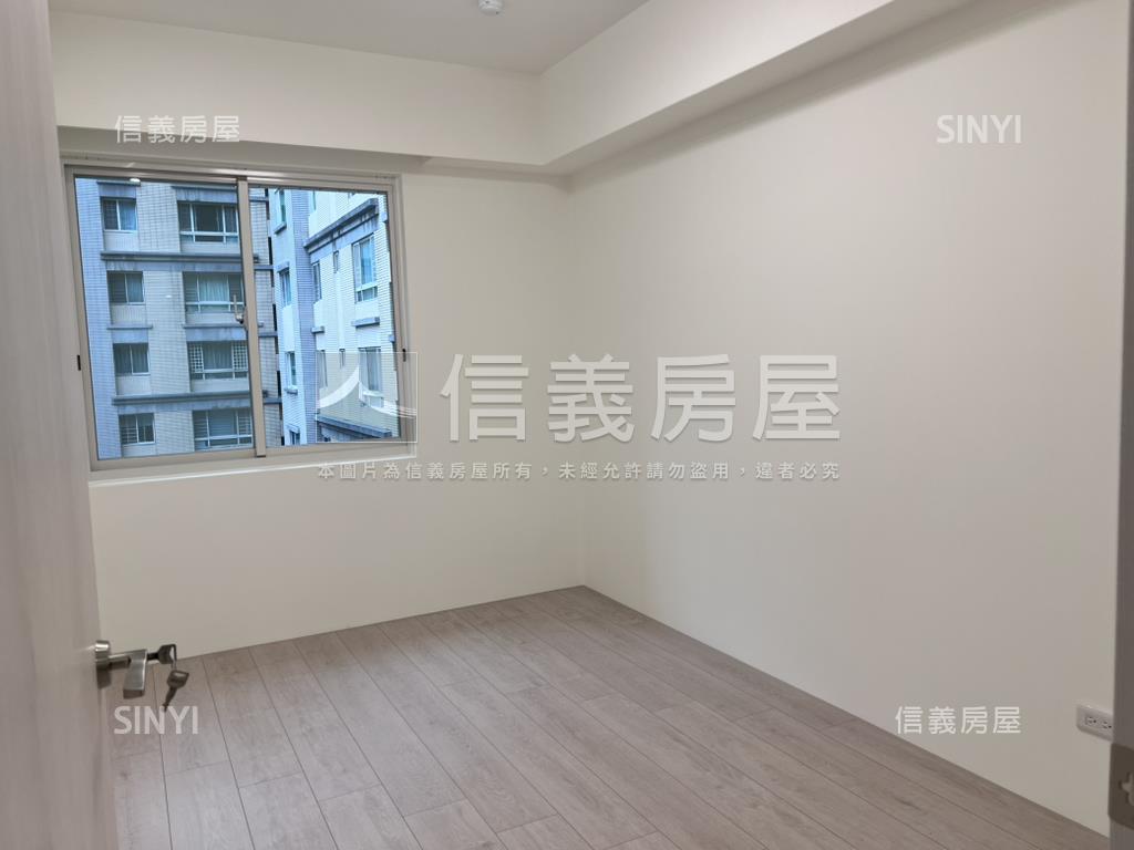 家樂福美妝採光三房平車房屋室內格局與周邊環境