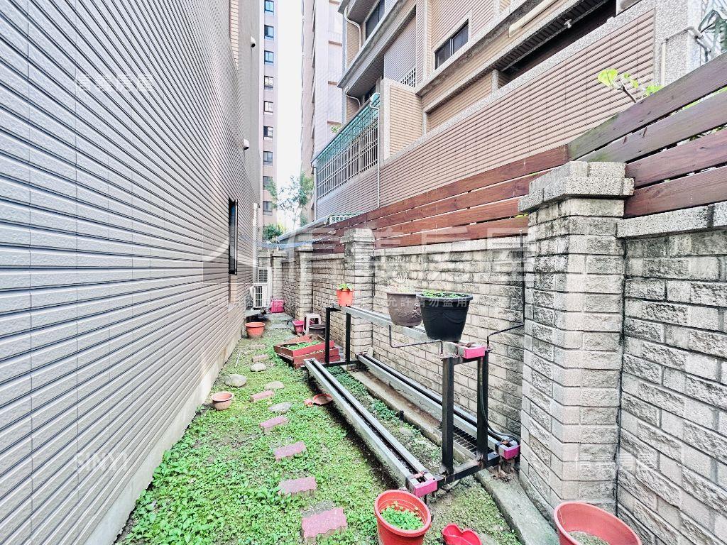 京王邊間３面採光挑高戶房屋室內格局與周邊環境