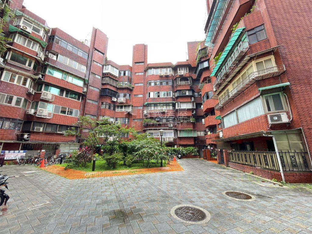 公園景觀電梯四房美屋房屋室內格局與周邊環境