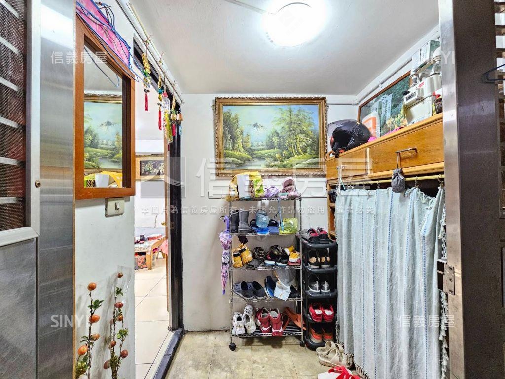 下樓去買菜邊間採光大公寓房屋室內格局與周邊環境