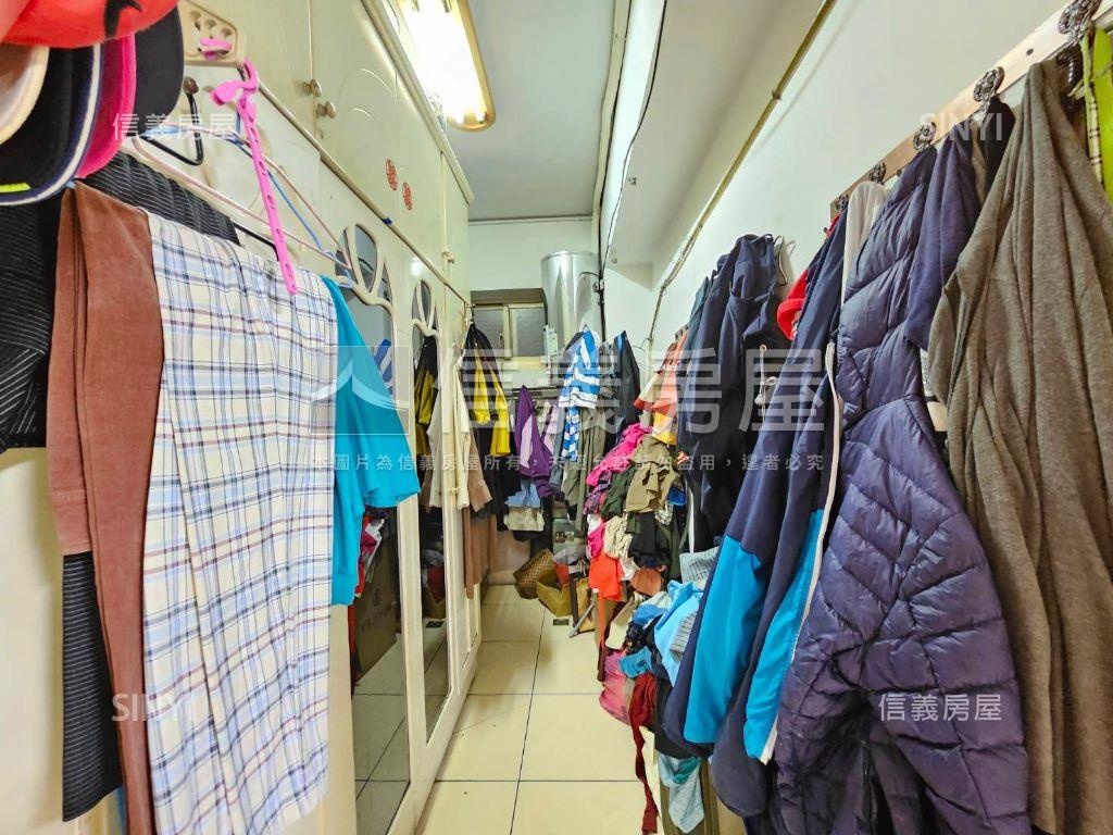 下樓去買菜邊間採光大公寓房屋室內格局與周邊環境