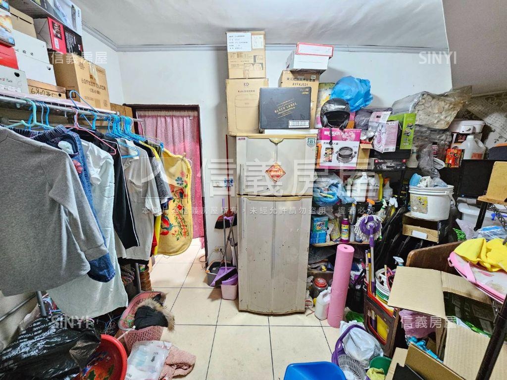 下樓去買菜邊間採光大公寓房屋室內格局與周邊環境